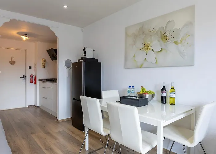 Sunny - Only 5-min Walk To Sea & Dunes *